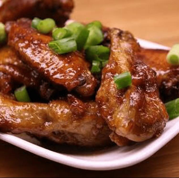 ALITAS FRITAS CON SALSA DE OSTION