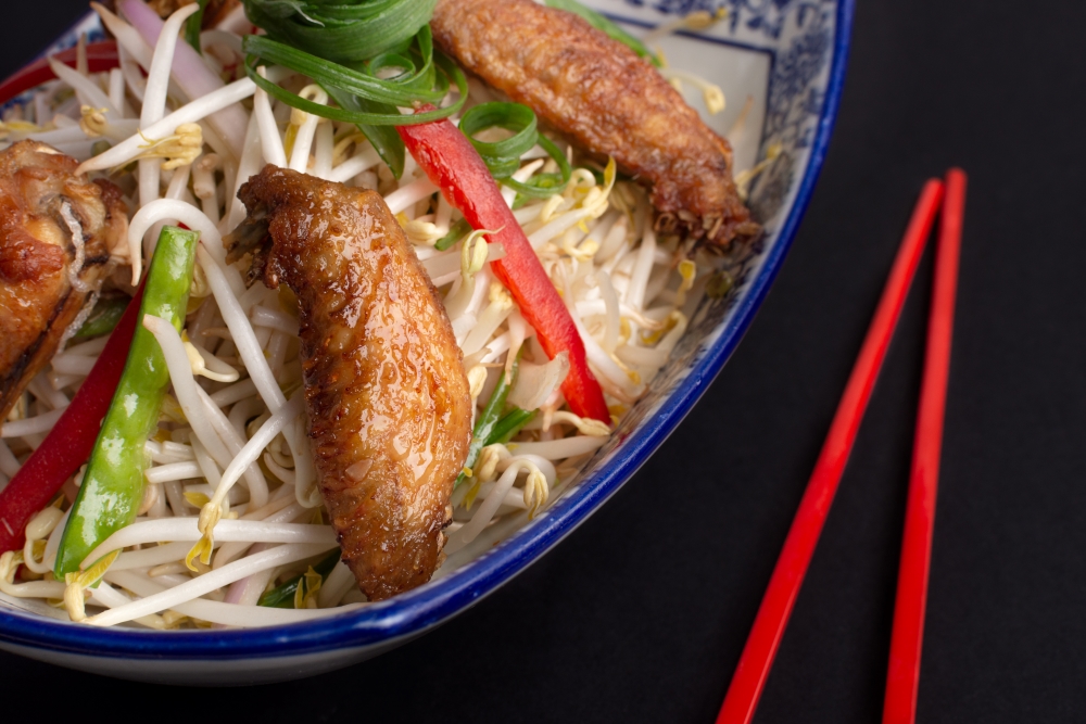 ALITAS FRITAS CON FREJOLITO CHINO