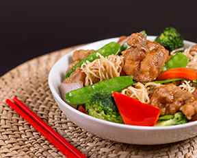 TALLARIN CON POLLO EN TROZOS